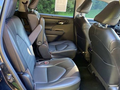 Used 2022 Toyota Highlander XLE FWD image 34