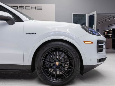 Certified 2025 Porsche Cayenne E-Hybrid Coupe image 11