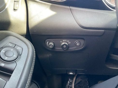 Used 2022 Buick Encore GX Essence w/ Experience Buick Package FWD image 21