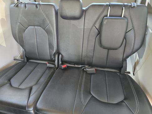 Used 2024 Chrysler Pacifica Touring-L FWD image 18