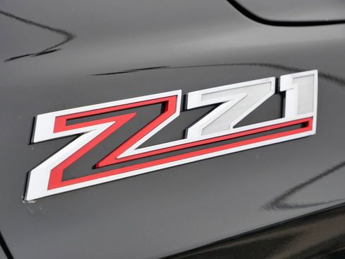 Used 2025 Chevrolet Suburban Z71 image 25