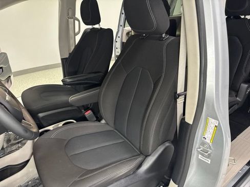 Used 2022 Chrysler Voyager LX FWD image 16