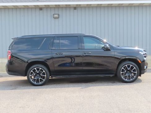 Used 2024 Chevrolet Suburban RST w/ Luxury Package AWD/4WD image 2