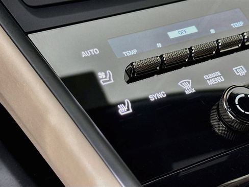 Certified 2024 Porsche Macan Turbo Electric AWD/4WD image 21