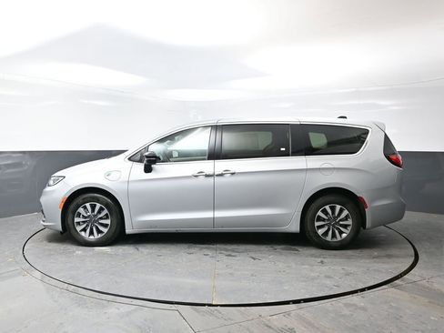 Used 2024 Chrysler Pacifica Limited FWD image 9