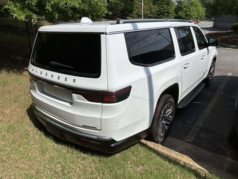 Used 2023 Jeep Wagoneer L Series II AWD/4WD image 5