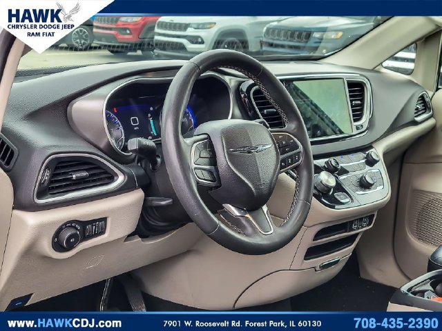 Used 2024 Chrysler Pacifica Touring-L FWD image 9