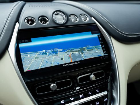 Used 2023 Aston Martin DBX image 46