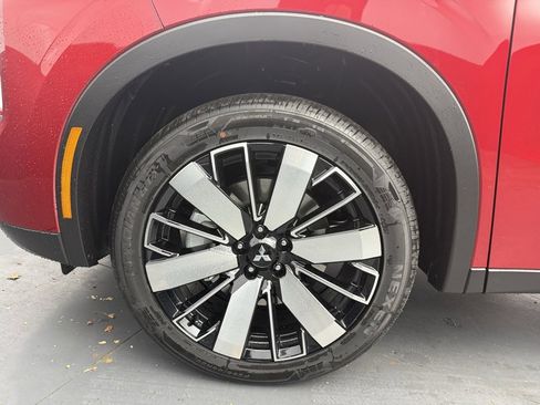 New 2025 Mitsubishi Outlander SE image 12