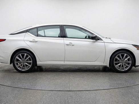 Used 2025 Nissan Altima 2.5 SV FWD image 11