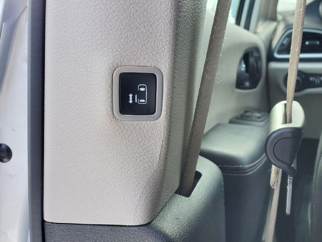 Used 2024 Chrysler Pacifica Touring-L FWD image 26