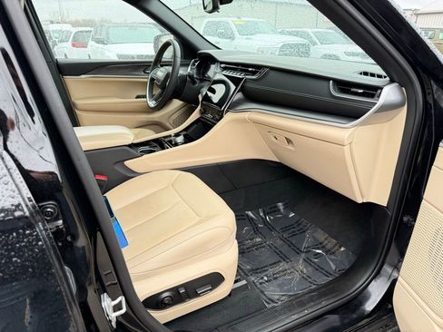 Used 2023 Jeep Grand Cherokee Limited AWD/4WD image 31