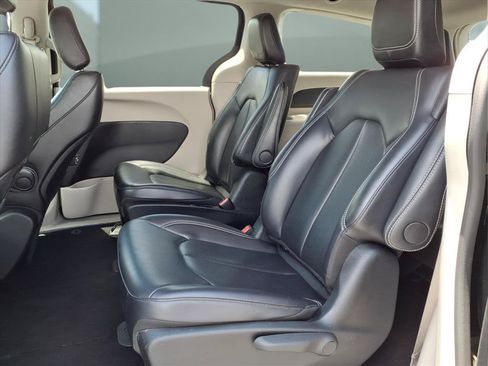 Used 2024 Chrysler Pacifica Limited FWD image 20