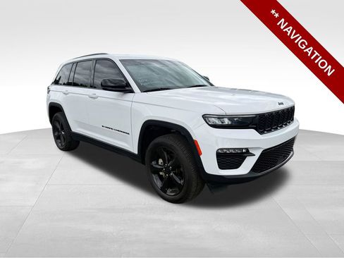 Used 2023 Jeep Grand Cherokee Limited w/ Black Appearance Package AWD/4WD image 10