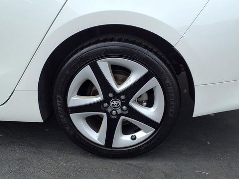 Certified 2016 Toyota Prius Three Touring FWD image 4