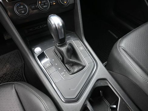 Used 2020 Volkswagen Tiguan SE w/ Panoramic Sunroof Package FWD image 30