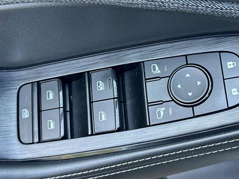 Used 2023 Nissan Rogue SV image 11