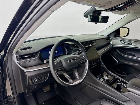 Used 2022 Jeep Grand Cherokee L Limited w/ Luxury Tech Group II image 17