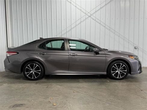 Used 2019 Toyota Camry SE w/ Carpet Mat Package FWD image 2