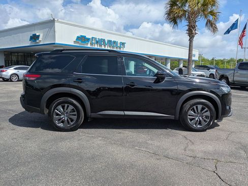 Used 2024 Nissan Pathfinder SV AWD/4WD image 3