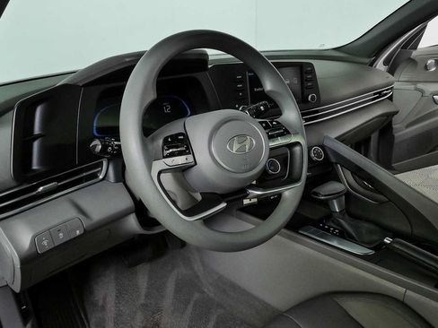 Used 2025 Hyundai Elantra SE FWD image 4