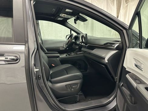 Used 2025 Toyota Sienna XSE image 61