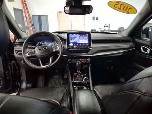 Used 2025 Jeep Compass Trailhawk AWD/4WD image 18