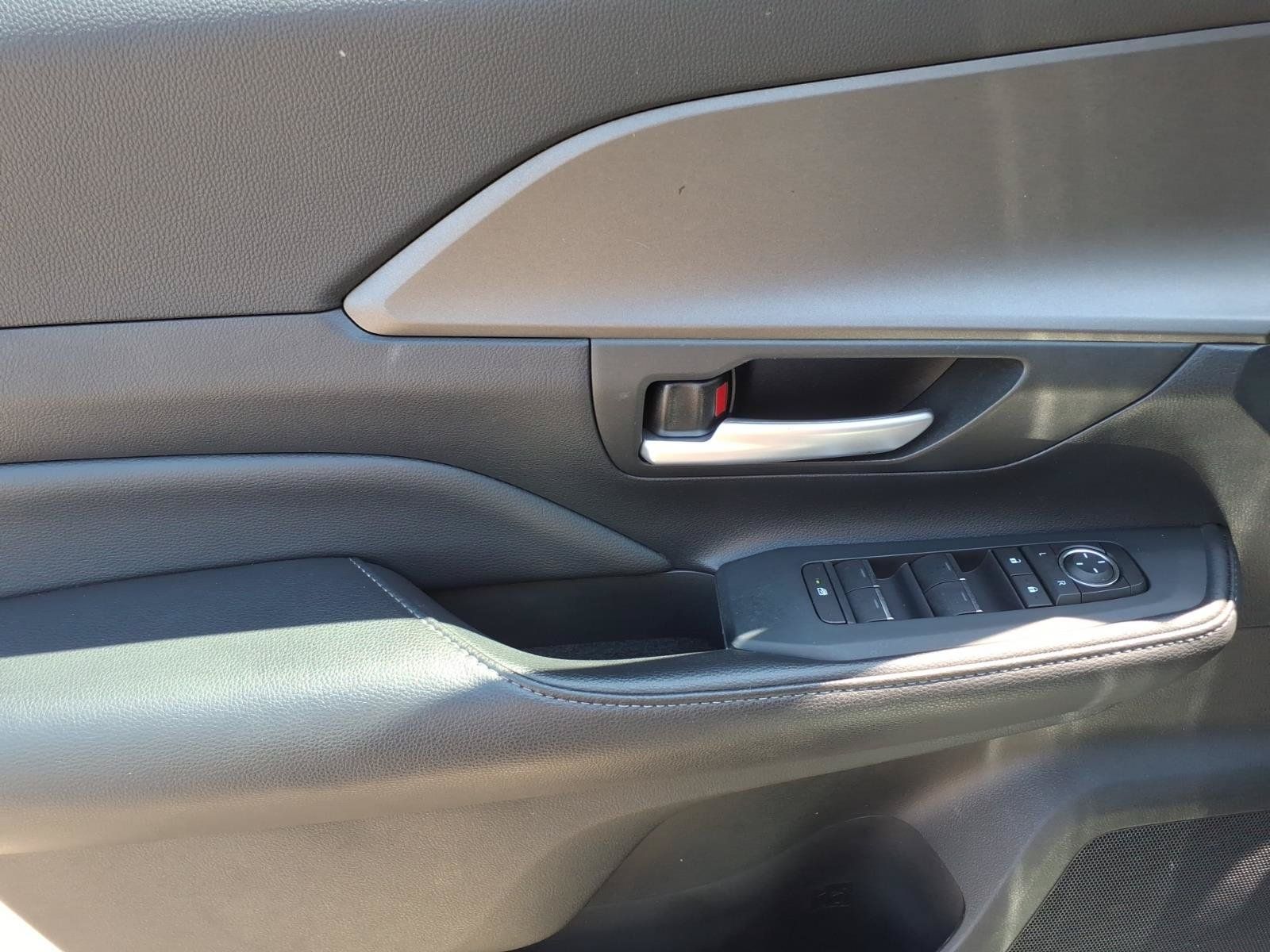 Used 2024 Toyota Grand Highlander AWD image 18