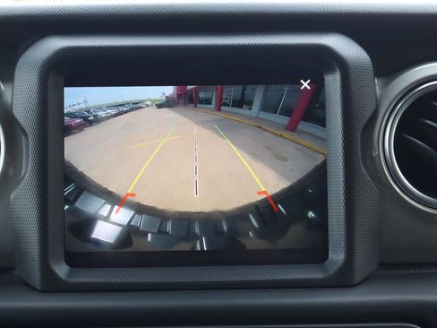 Used 2019 Jeep Wrangler Unlimited Sahara AWD/4WD image 12