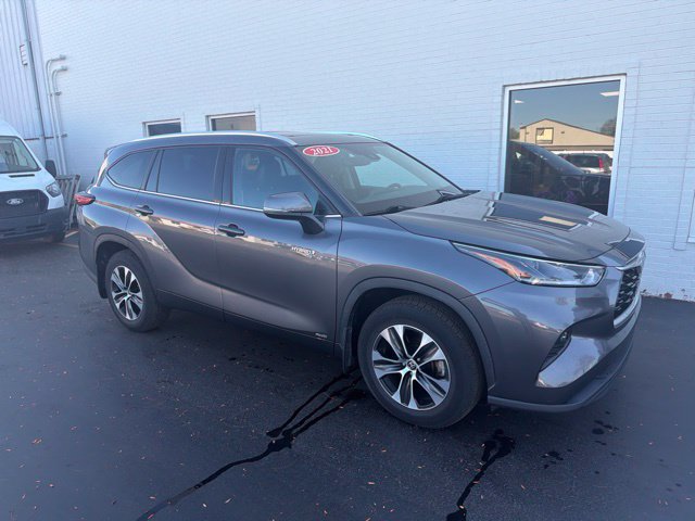 Certified 2021 Toyota Highlander XLE AWD/4WD image 2