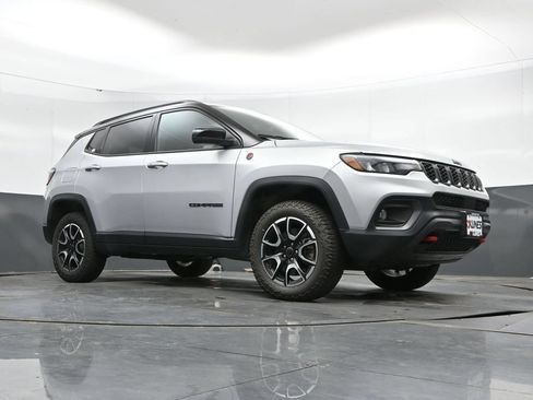 Used 2025 Jeep Compass Trailhawk w/ Trailer Tow Group AWD/4WD image 43