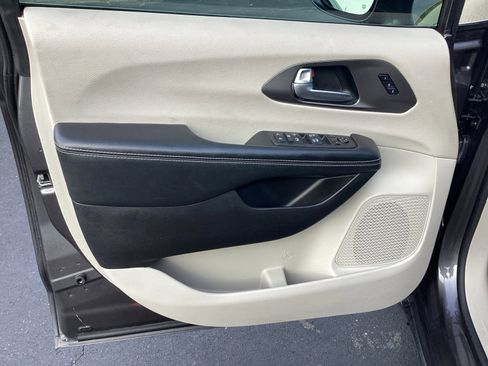 Used 2022 Chrysler Pacifica Touring-L image 23