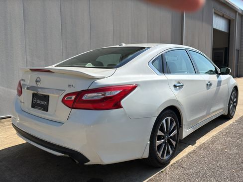 Used 2017 Nissan Altima 2.5 SL w/ 2.5 Technology Package FWD image 3