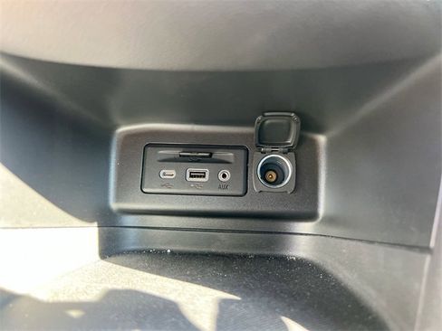 Used 2022 Chevrolet Equinox RS w/ Infotainment Package image 33