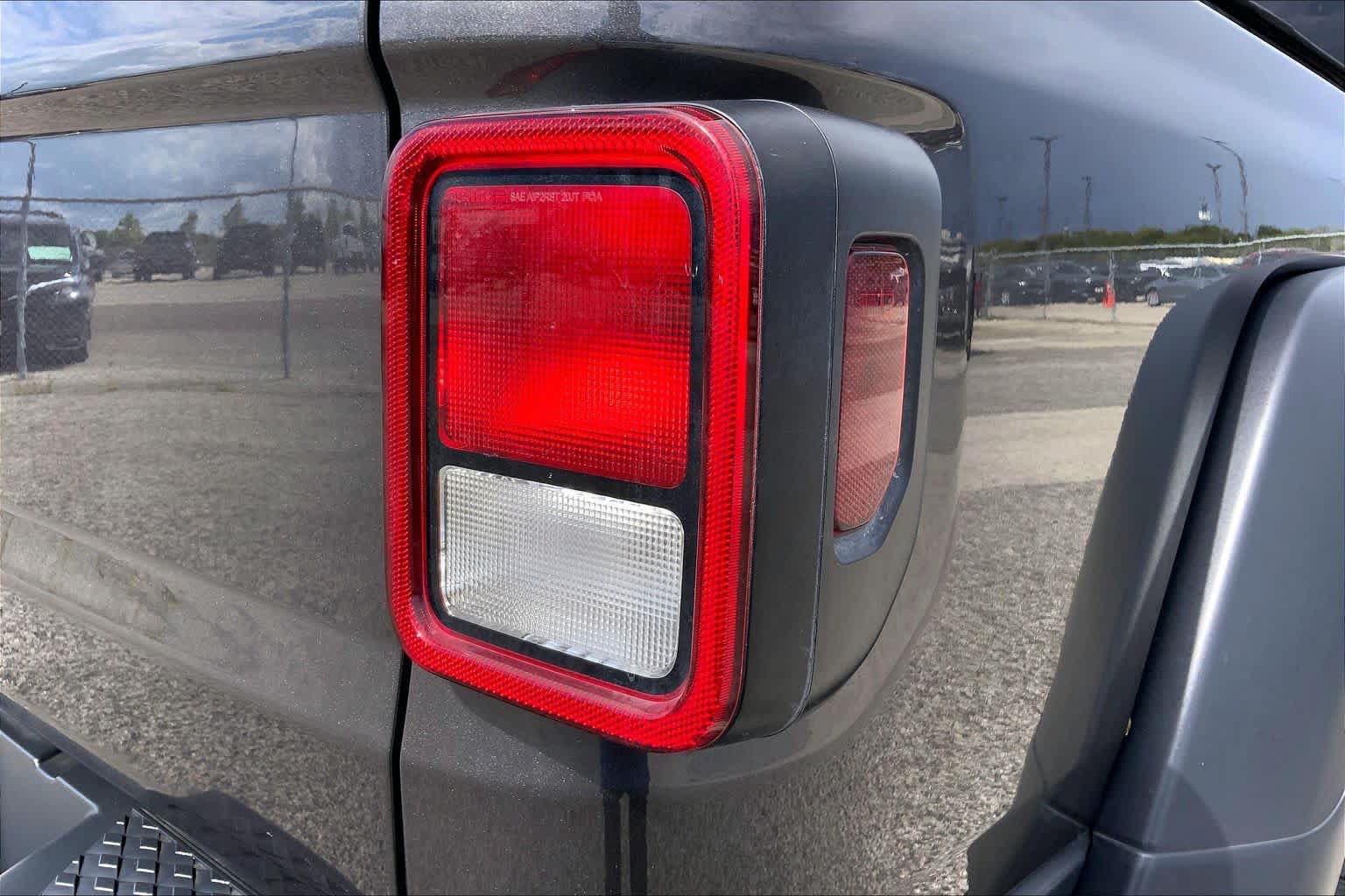 Used 2022 Jeep Gladiator Mojave w/ Dual Top Group AWD/4WD image 10