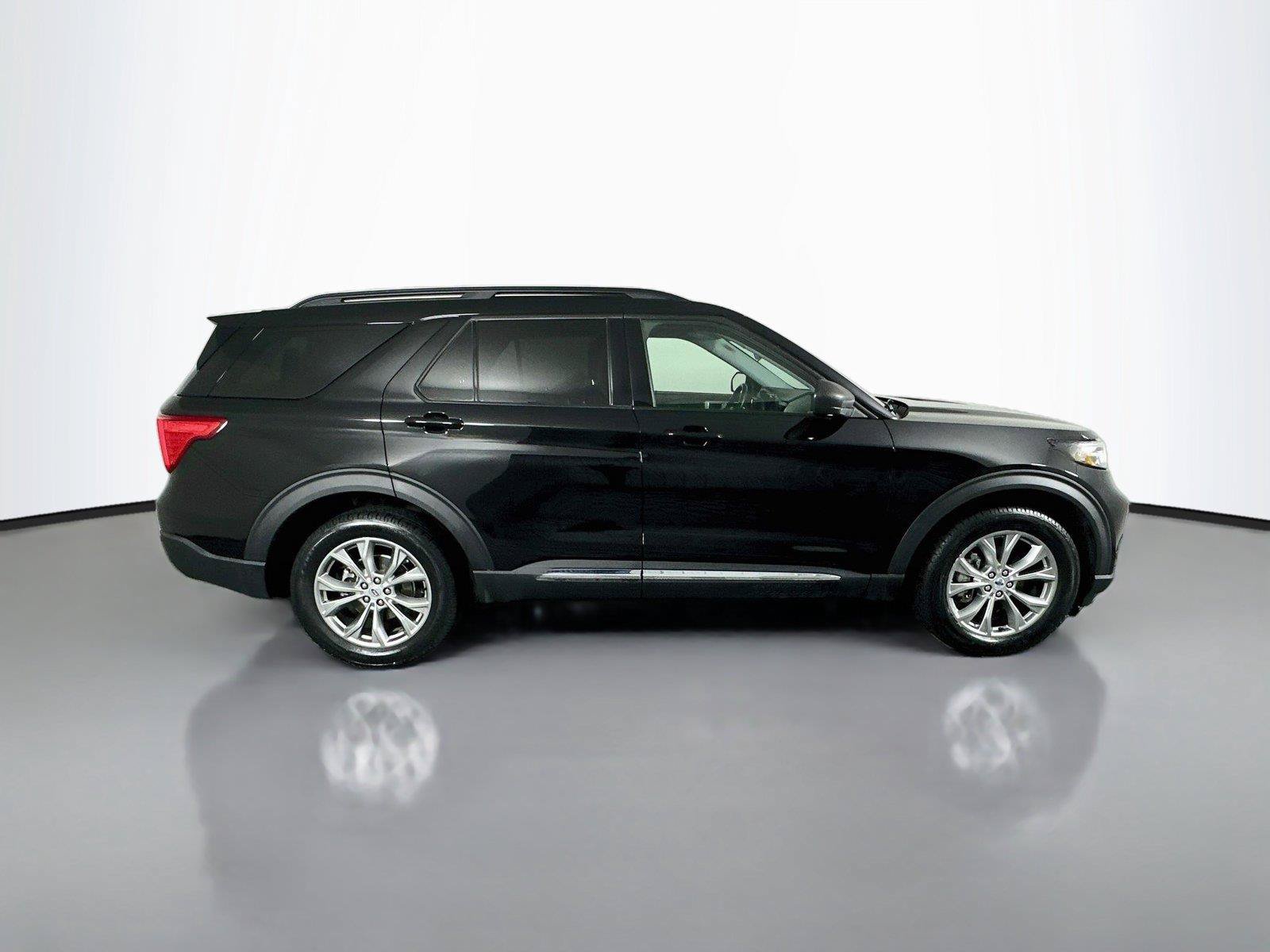 Used 2023 Ford Explorer XLT w/ Equipment Group 202A AWD/4WD image 18