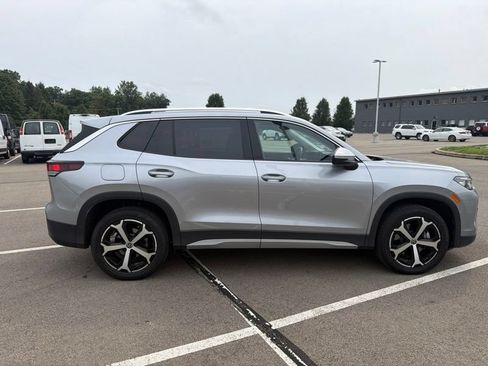 Used 2025 Volkswagen Tiguan SE AWD/4WD image 2