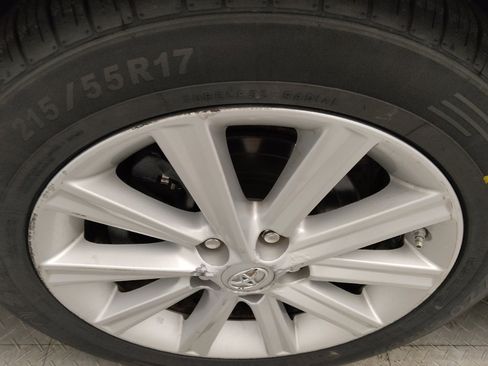 Used 2014 Toyota Camry XLE w/ Leather Package image 31