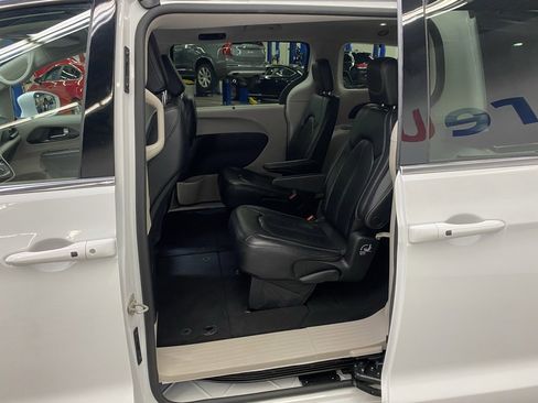 Used 2022 Chrysler Pacifica Touring-L image 21