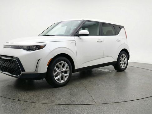 Used 2025 Kia Soul LX w/ LX Technology Package FWD image 2