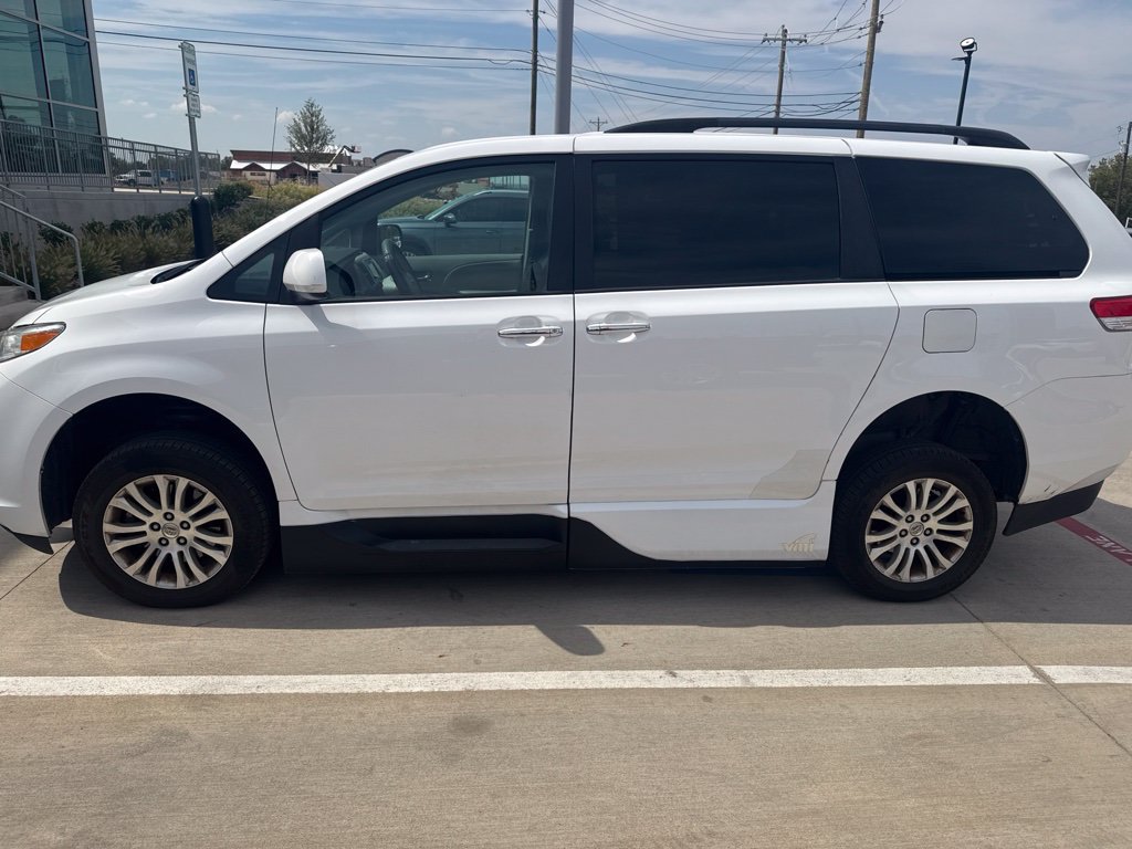 Used 2014 Toyota Sienna XLE FWD image 2