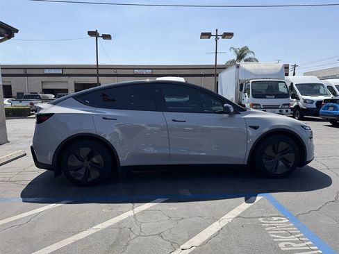 Used 2026 Tesla Model Y AWD image 4