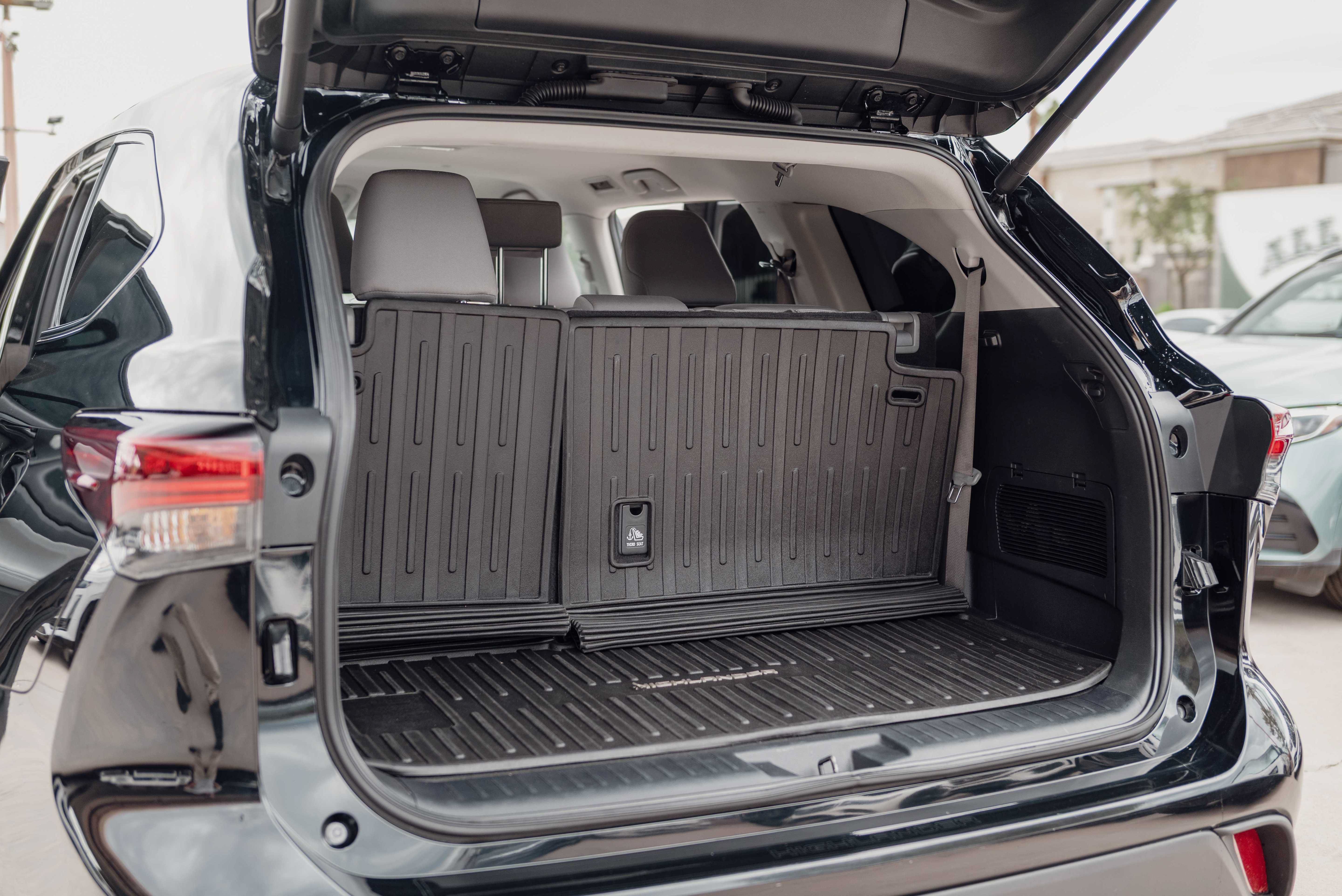 Used 2024 Toyota Highlander LE FWD image 13