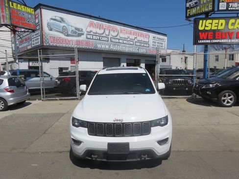 Used 2017 Jeep Grand Cherokee Laredo AWD/4WD image 6