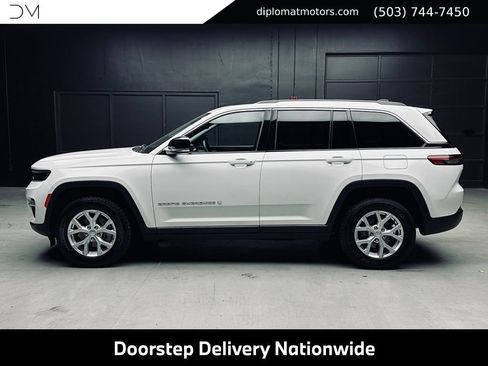 Used 2023 Jeep Grand Cherokee Limited AWD/4WD image 3