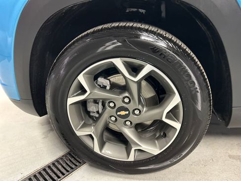 Used 2025 Chevrolet Trax LT w/ Sunroof Package image 9