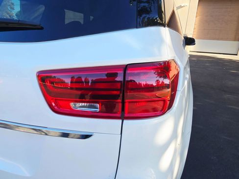 Used 2020 Kia Sedona LX image 40