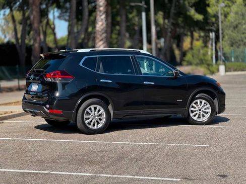 Used 2018 Nissan Rogue SV FWD image 5