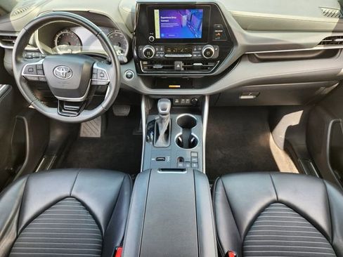 Used 2024 Toyota Highlander XSE FWD image 19