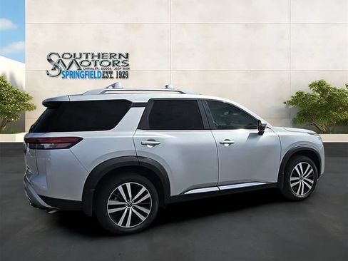 Used 2025 Nissan Pathfinder Platinum w/ Black Appearance Package FWD image 34